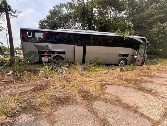 Autobus zjechał z drogi i uderzył z impetem w ogrodzenie. Akcja służb w Stalach