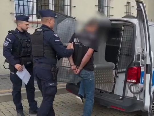 Awantura domowa w Boguchwale. 46-latek zaatakował nawet ratowników. Jednego chciał ugryźć