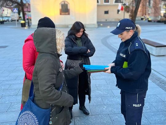 Bądź widoczny, bądź bezpieczny! Rzeszowska policja rozdawała odblaski Bądź widoczny, bądź bezpieczny! Rzeszowska policja rozdawała odblaski