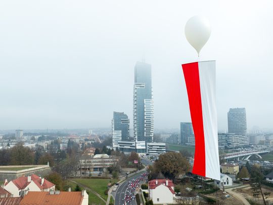 Balon stratosferyczny z biało-czerwoną flagą lata nad Rzeszowem! Zobacz zdjęcia!