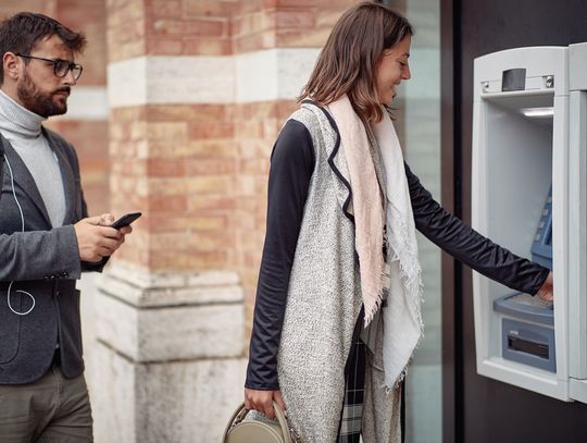 Bankomatów będzie coraz mniej. Nie wypłacimy już gotówki na ulicy?