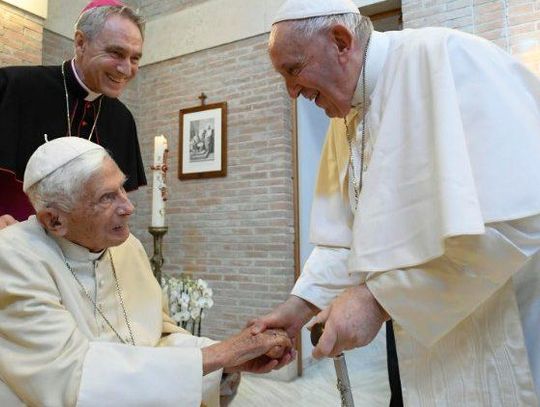 Benedykt XVI umierający? Papież Franciszek prosi o modlitwę w jego intencji