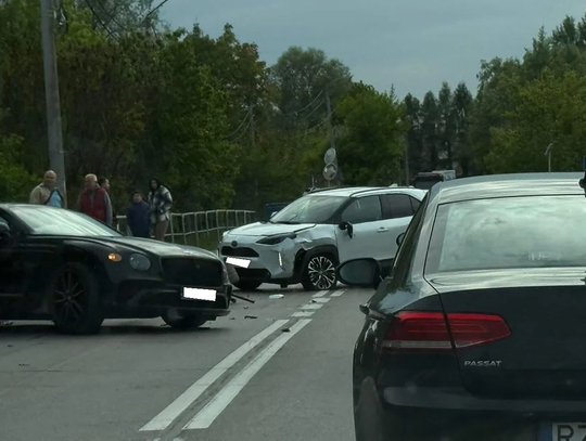 Bentley za kilkaset tysięcy złotych rozbity, a jego kierowca w szpitalu po wypadku na ul. Kwiatkowskiego