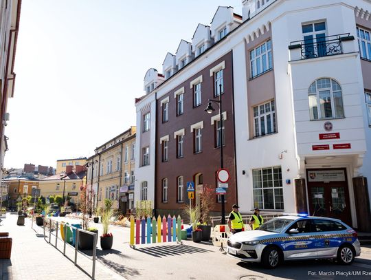 Bernardyńska zmienia się w ulicę szkolną. Przez dwa tygodnie będzie tu spokojniej i bez samochodów