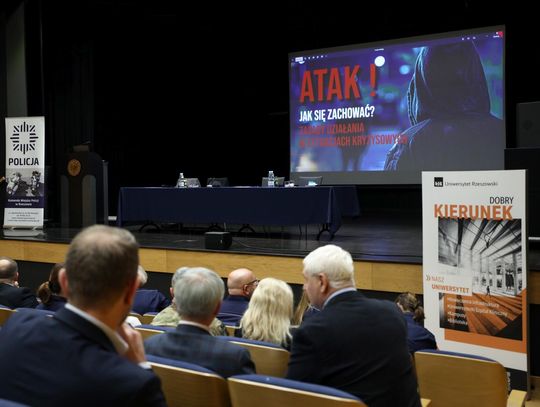 Bezpieczeństwo na Uniwersytecie Rzeszowskim: Debata o zagrożeniach, procedurach i zasadach 4U [WIDEO, ZDJĘCIA]