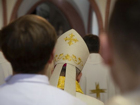 Biskup na ławie oskarżonych. W tle sprawa molestowania