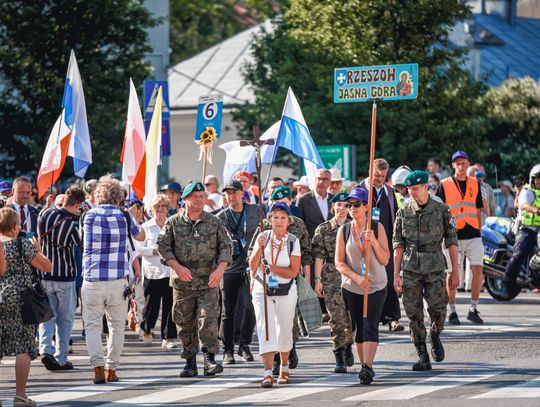Blisko 800 osób rozpoczęło 49. Rzeszowską Pielgrzymkę na Jasną Górę [ZDJĘCIA]