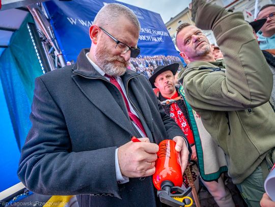 Braun do Hotelu Metropolitan nie wejdzie. Ziściły się apele Lewicy, PSL zapowiada "św. Mikołaja z prezentami"