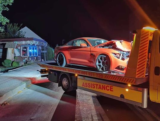 Brawura młodego kierowcy. Mustang rozbity na latarni!