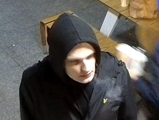 Brutalny atak w rzeszowskim McDonald’s. Policja szuka tego mężczyzny i kilku świadków