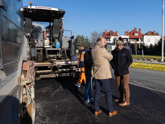 Budowa łącznika ulic na ostatniej prostej. Drogowcy już asfaltują jezdnię