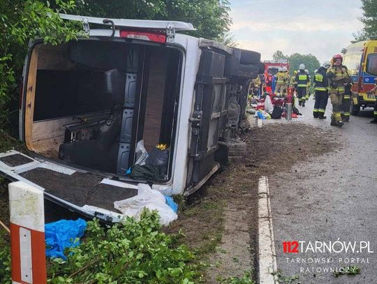 Bus przewożący młodzież wypadł z drogi na granicy Podkarpacia i Małopolski. Są ranni! [ZDJĘCIA]