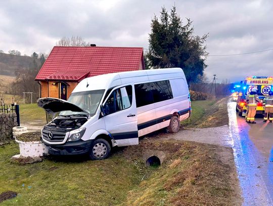 Bus wypadł z jezdni i uderzył w studnię - jedna osoba trafiła do szpitala Bus wypadł z jezdni i uderzył w studnię - jedna osoba trafiła do szpitala