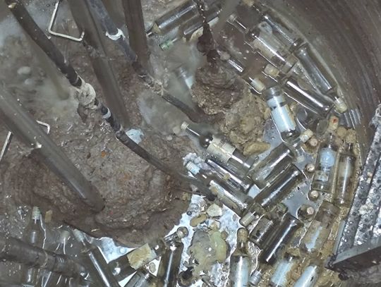Butelki i odpady w kanalizacji. Władze gminy apelują do mieszkańców o rozsądek