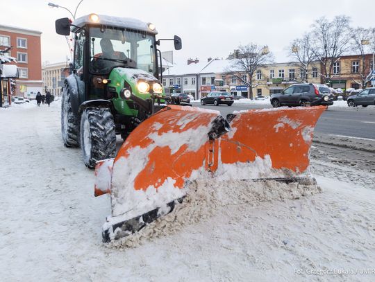 Całonocna walka z zimą w Rzeszowie. Główne drogi „czarne”, trwają prace na chodnikach