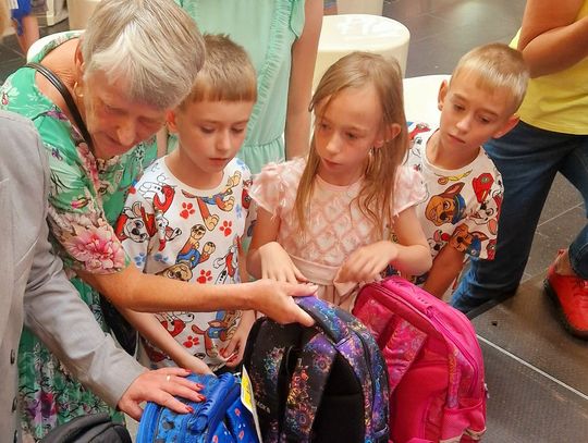 Caritas Rzeszów wspiera uczniów. Ponad 1300 dzieci z „Tornistrem pełnym uśmiechu” [FOTO]