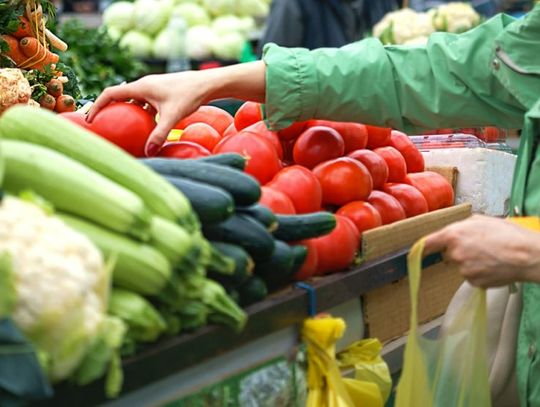 Ceny na targu szaleją. Warzywa powinny tanieć, a drożeją. Dlaczego?