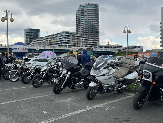 Charytatywne rozpoczęcie sezonu motocyklowego. Uczestnikom nie przeszkodziła nawet pogoda [FOTO]