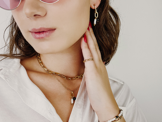 Choker w roli głównej. Jak subtelnie podkręcić prosty, codzienny look?