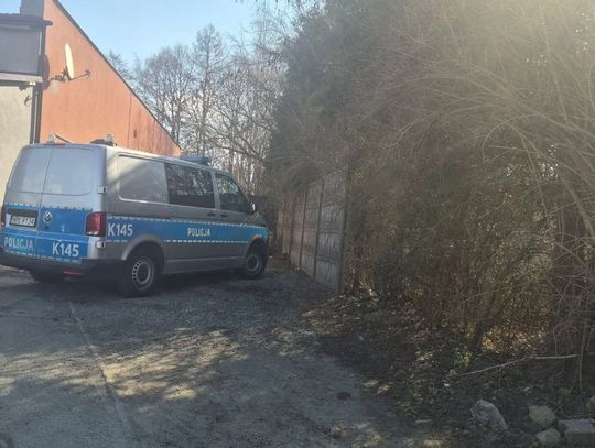 Ciało 41-letniego mężczyzny znalezione w centrum Bratkowic. Na miejscu pracuje policja [AKTUALIZACJA]