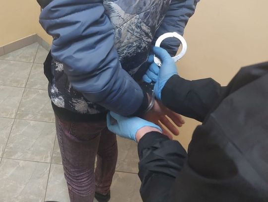 Cichy biznes na Dąbrowskiego. Policja zabezpieczyła narkotyki i ponad 100 tys. zł