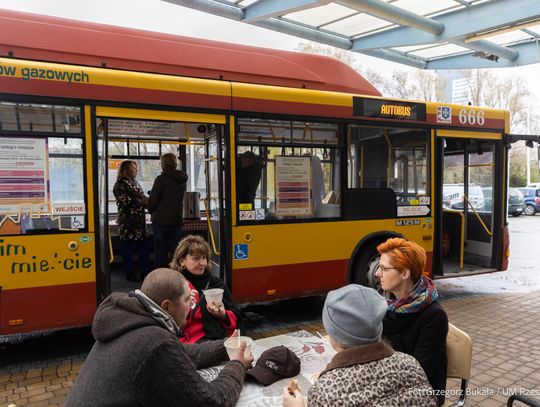 Ciepło, które ratuje życie. Autobus Ciepła podsumował zimę: tysiące posiłków dla potrzebujących Ciepło, które ratuje życie. Autobus Ciepła podsumował zimę: tysiące posiłków dla potrzebujących