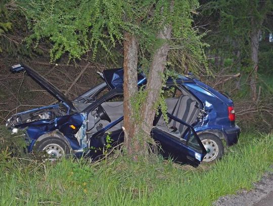 Ciężki stan kierowcy, który uderzył autem w drzewo. Śmigłowcem przetransportowano go do szpitala