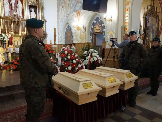 Cisza, która przywraca imiona. Uroczysty pochówek trzech nieznanych partyzantów w Woli Raniżowskiej [ZDJĘCIA]