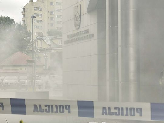 Ćwiczenia służb w urzędzie marszałkowskim w Rzeszowie. Na miejscu pojawiły się radiowozy i karetki
