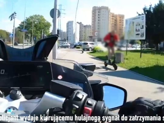 Czerwone światło, ucieczka i 5 tys. zł mandatu. 40-latek na hulajnodze uciekał przed policją [WIDEO]