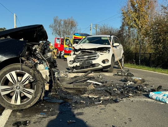 Czołowe zdarzenie dwóch osobówek w Sadkowej Górze