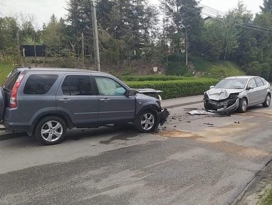 Czołowe zderzenie dwóch pojazdów w Kraczkowej