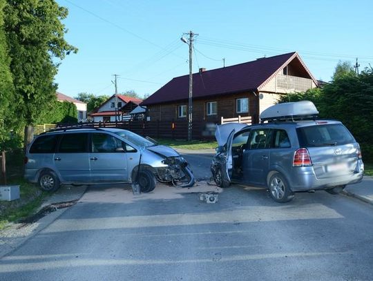 Czołowe zderzenie pojazdów w Rogach