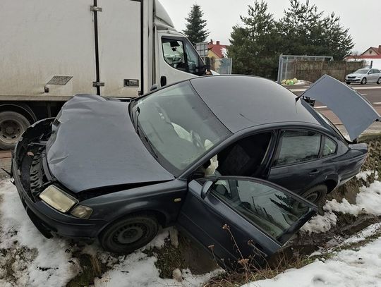 Czołowe zderzenie w regionie - dwie osoby trafiły do szpitala