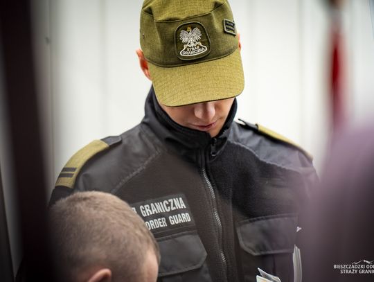 Czterech cudzoziemców ukrywało się w naczepie ciężarówki. Wydostali się na stacji paliw pod Rzeszowem