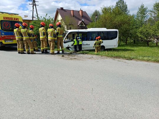 Dachowanie autobusu! Trzy osoby ranne, na miejscu lądował śmigłowiec LPR
