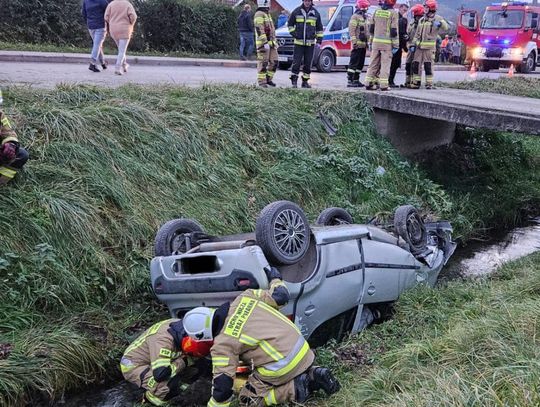 Dachowanie peugeota w Golcowej. Ranne 4-letnie dziecko