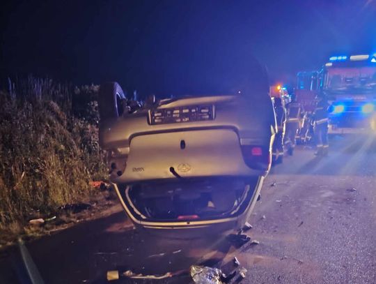 Dachowanie pojazdu w miejscowości Góra Ropczycka. 2 osoby zostały ranne [ZDJĘCIA]