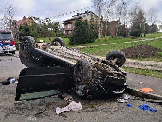 Dachowanie pojazdu w Nowym Borku. Trzy osoby ranne