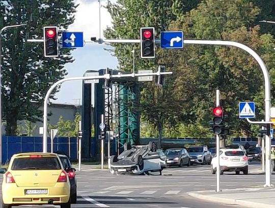 Dachowanie samochodu z kobietą i dzieckiem. Dwie osoby ranne, kierowca Jeepa bez uprawnień