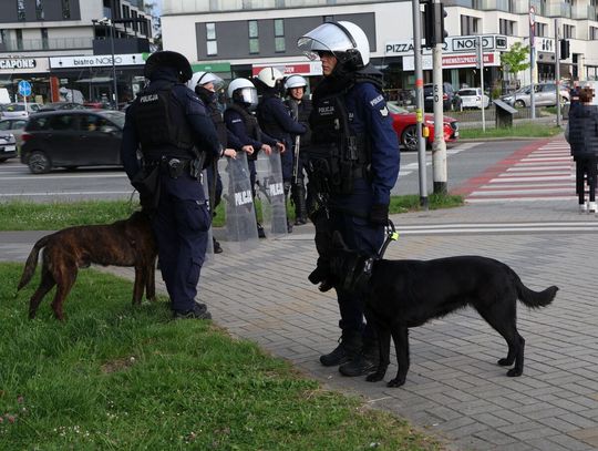 Derby Podkarpacia za nami. Race, dym i policyjne kamery na stadionie w Rzeszowie [ZDJĘCIA]