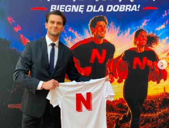 Dr Marcin Król nie zwalnia! Ponownie pobiegł w garniturze - tym razem dla Igi