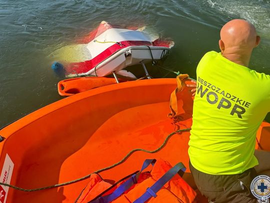 Dramatyczna akcja ratunkowa na Jeziorze Solińskim. Cztery osoby w wodzie, łódź prawie zatonęła