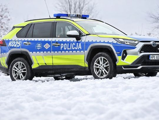 Dramatyczne sceny przy ul. Żołnierzy 9 Dywizji Piechoty. Policjanci uratowali czołgającego się w śniegu mężczyznę