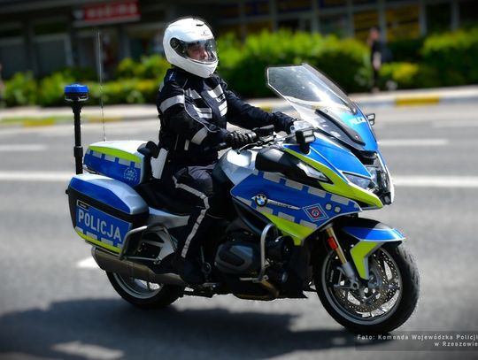 Dramatyczny pościg za kierowcą BMW. Policyjny motocykl uderzył w przypadkową pieszą