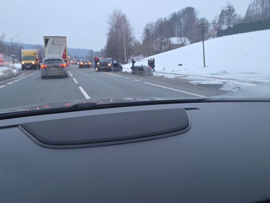 Droga  krajowa nr 19 w Baryczce zablokowana: zderzenie 3 pojazdów