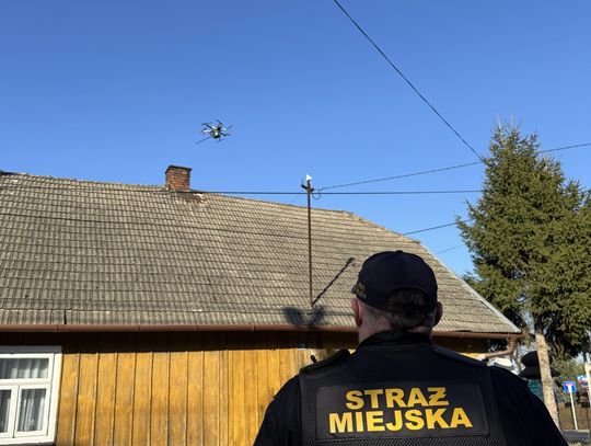 Drony nad Rzeszowem. Straż Miejska kontroluje spalanie odpadów
