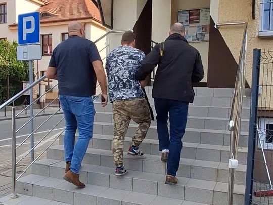 Dwaj mężczyźni zaatakowali siedzące na przystanku kobiety. Grozi im nawet 10 lat więzienia