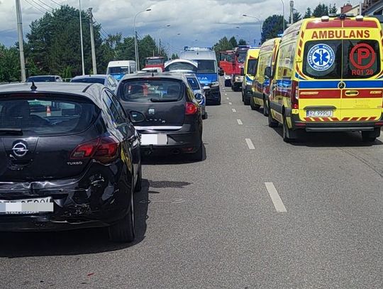 Dwie osoby ranne po zderzeniu trzech pojazdów na ul. Sikorskiego