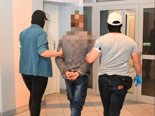 Ekspedentka przeżyła szok! Mężczyzna przystawił jej broń i zażądał wydania towaru!